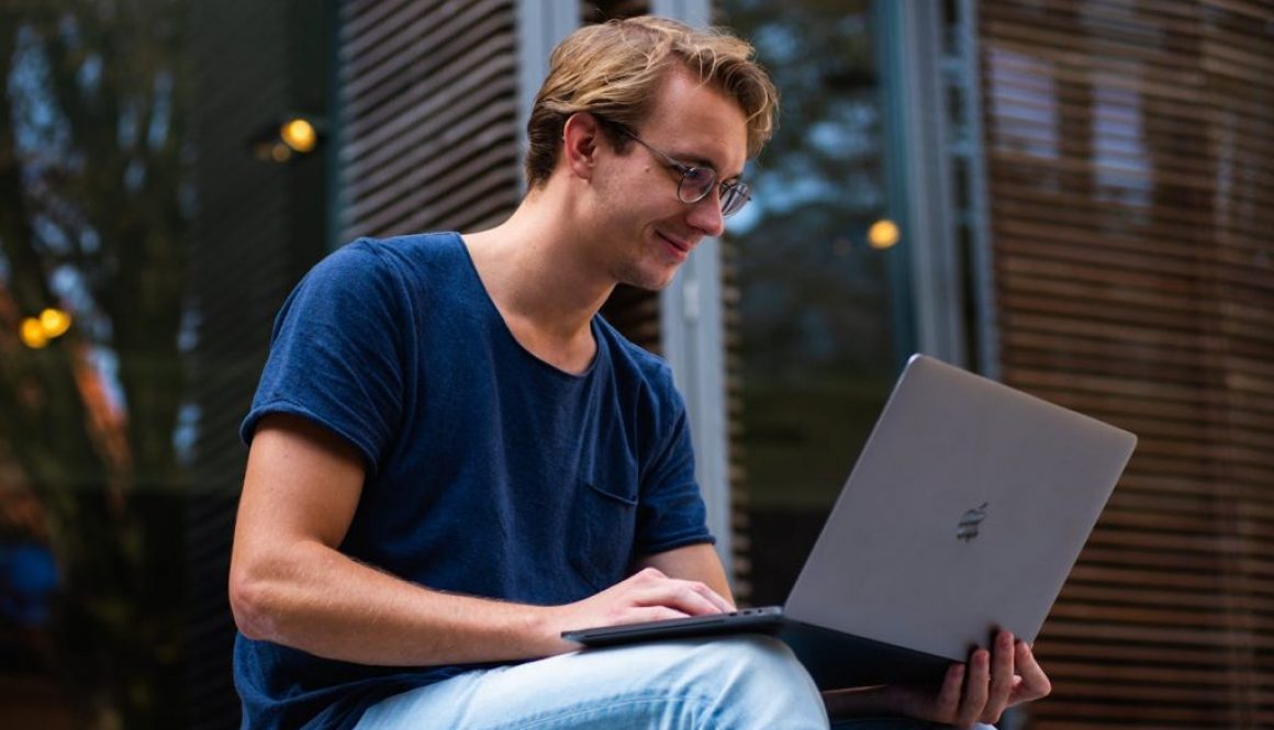 Why Predictable E-Learning Pricing Beats Per-User Models