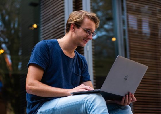 Why Predictable E-Learning Pricing Beats Per-User Models